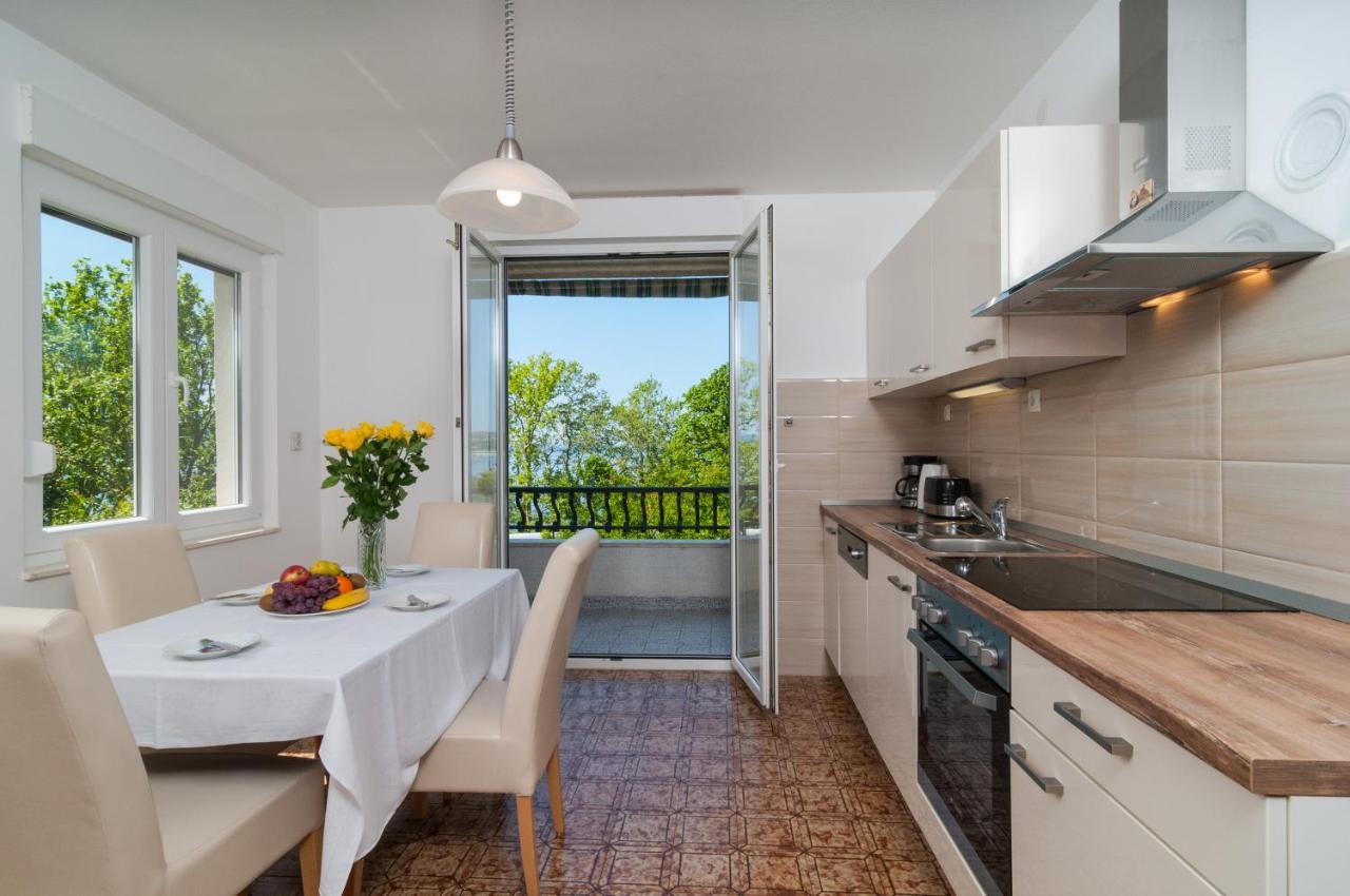 Apartment Victoria Оміш Екстер'єр фото